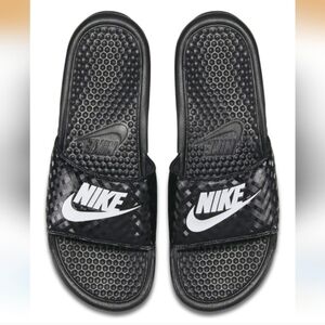 🚨 Nike Women's Black and White Slide Sandals